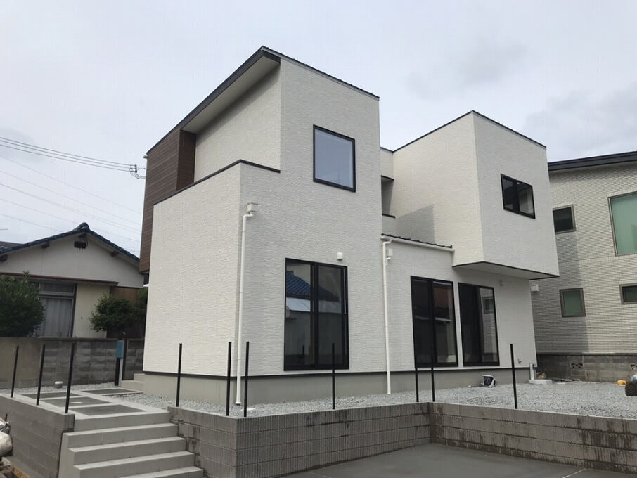 凸凹感のあるモダンな外観が待ちゆく人の視線を釘付けにします