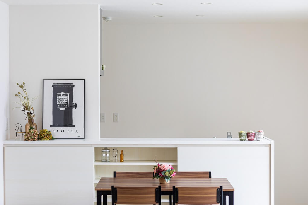 ダイニング側のキッチン収納が家事のサポートをします。