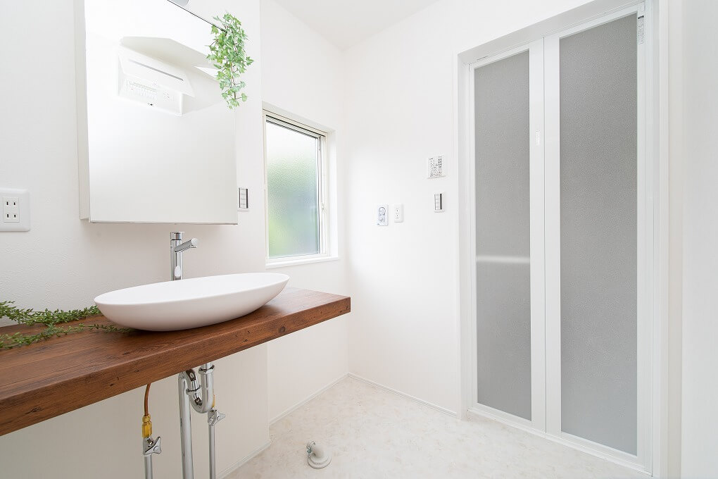 木目調が映えるスタイリッシュな洗面台。