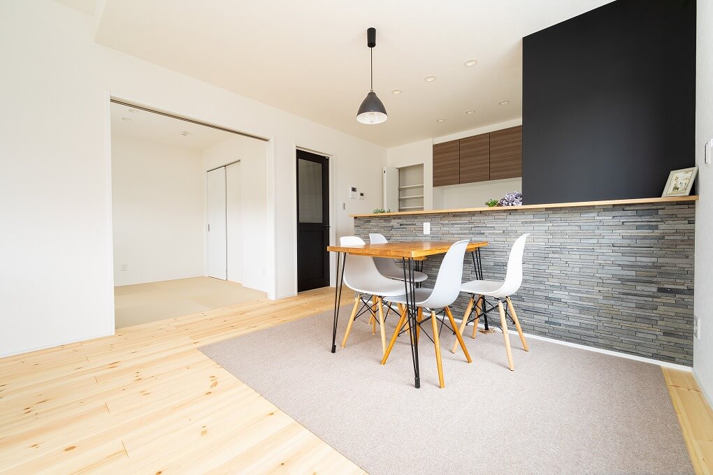 アクセントとなる古窯磚は古レンガ調のシックなクロス