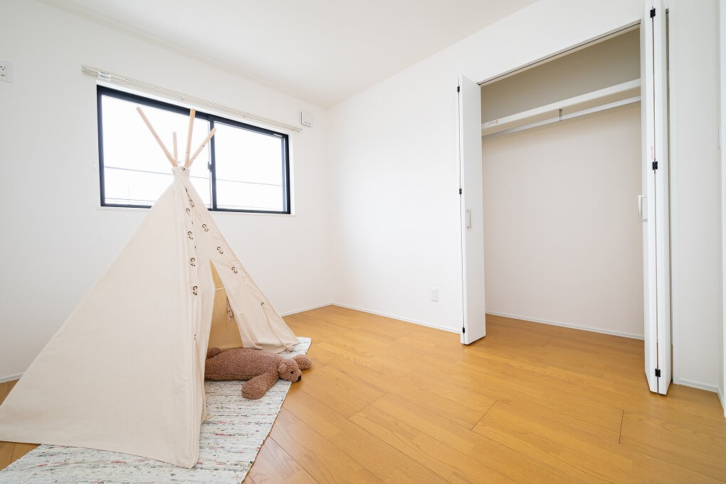 各部屋に収納、加えて納戸もあるので収納力バツグン♬