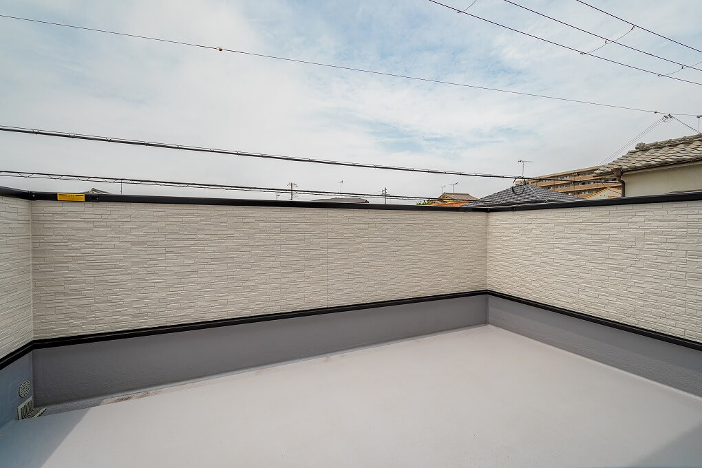 広いテラスバルコニー。お洗濯だけでなくお天気がいい日にはのんびりティータイムも楽しめます。