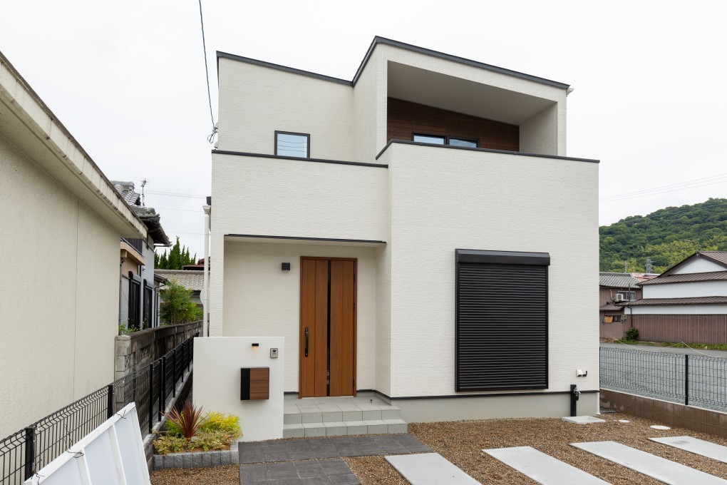 外観はアクセントに木目を使用しお洒落な仕上がりに