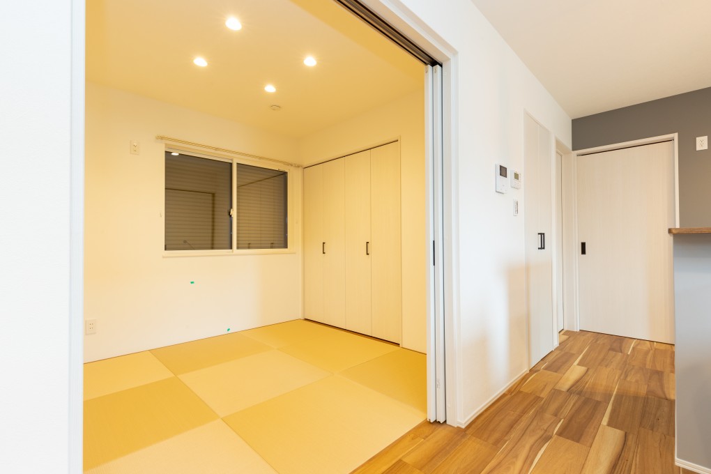 LDKから引き戸を開けると広い畳スペースが