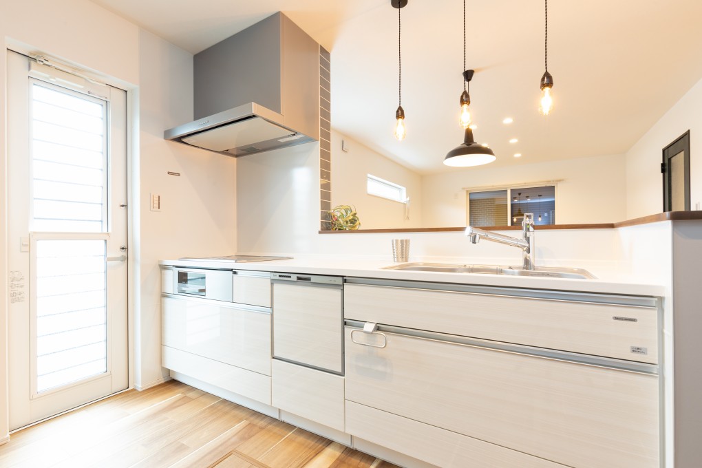キッチンは白を基調にスッキリとしたイメージ