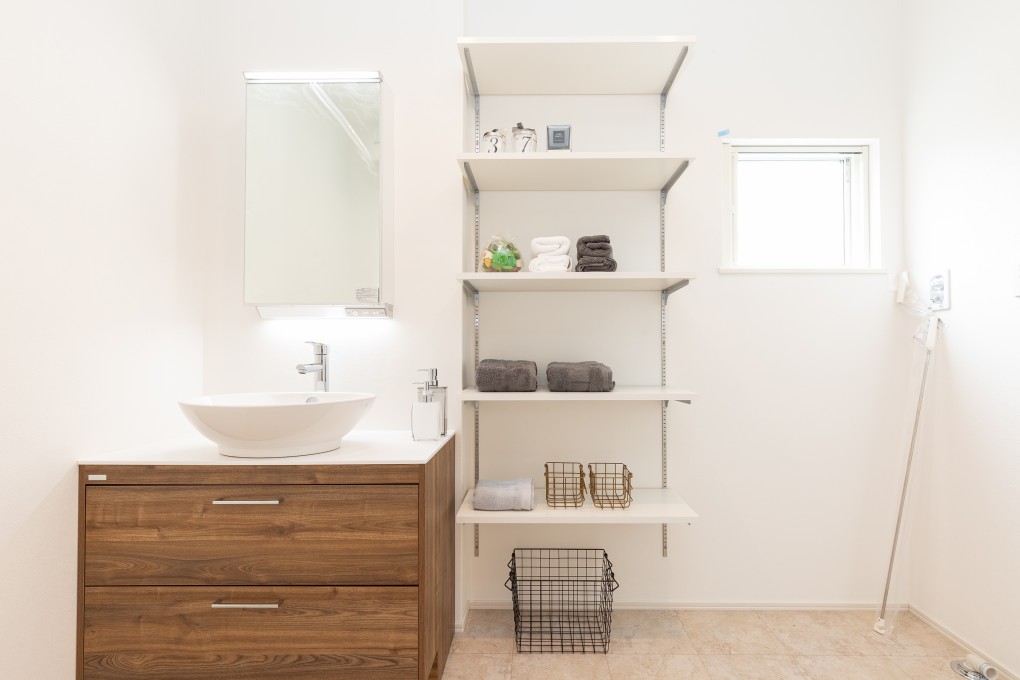 シンプルなのがかわいい洗面台の横にも収納を用意