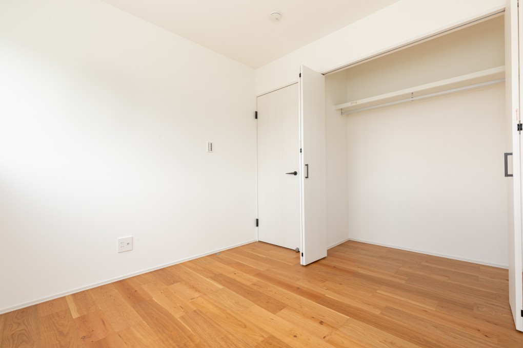 2階の洋室にも広い収納が