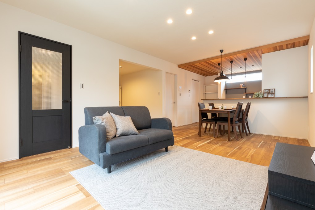 木目の床が温かい雰囲気を演出