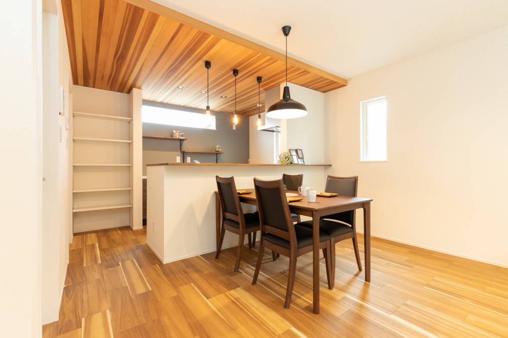 キッチンの天井は本物の木を使用しこだわりの空間に