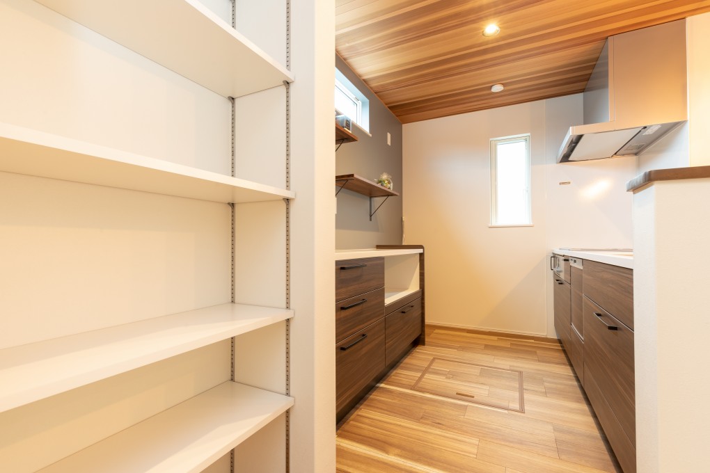 キッチンに入る前にも大きな収納が