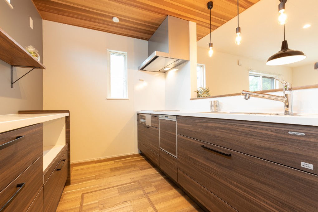 暗めの木目がモダンな雰囲気を演出