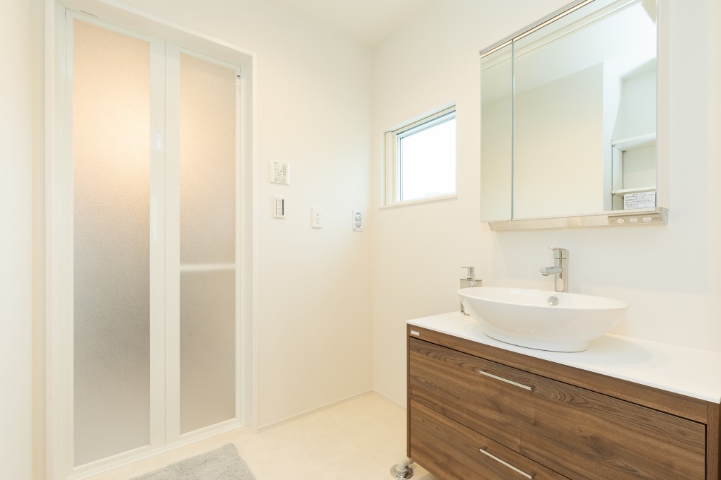 毎日使う洗面所はシンプルな空間に