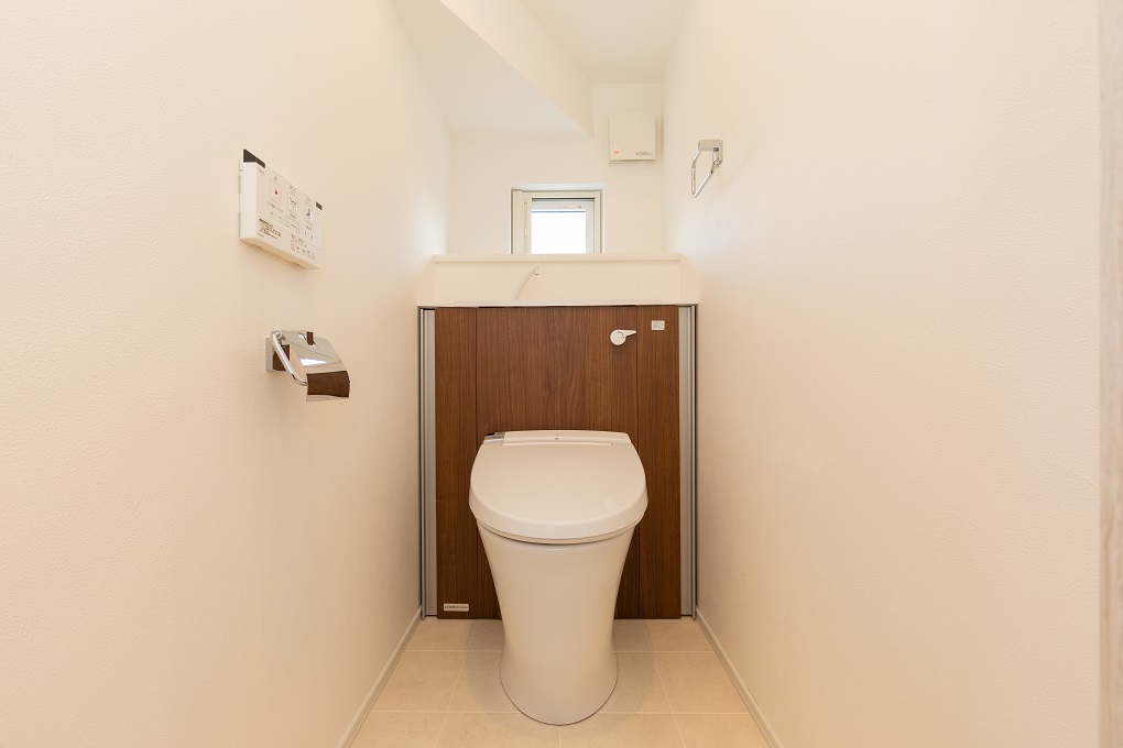 トイレの背面にも収納スペースが