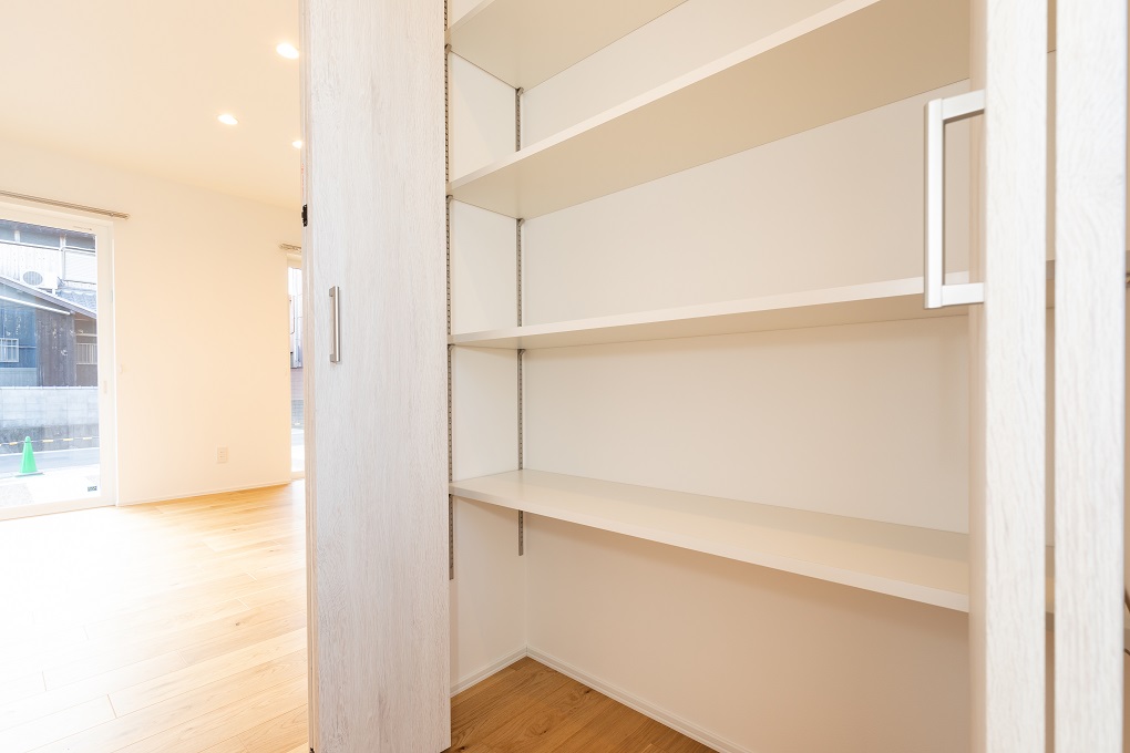リビングに隣接する大きな収納でお部屋もすっきり