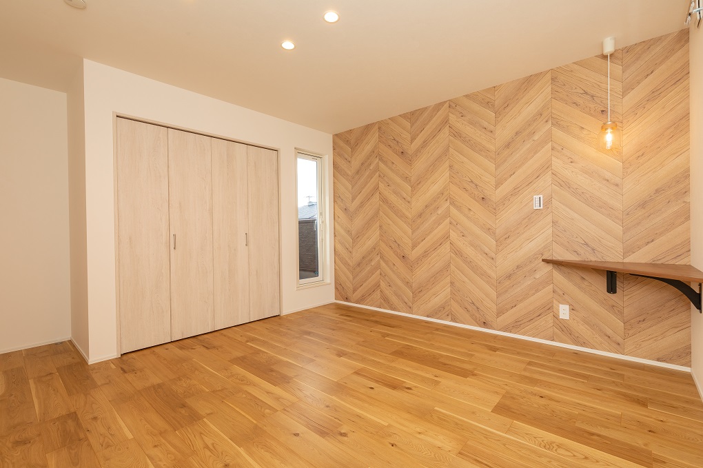 ヘリンボーンがアクセントの寝室