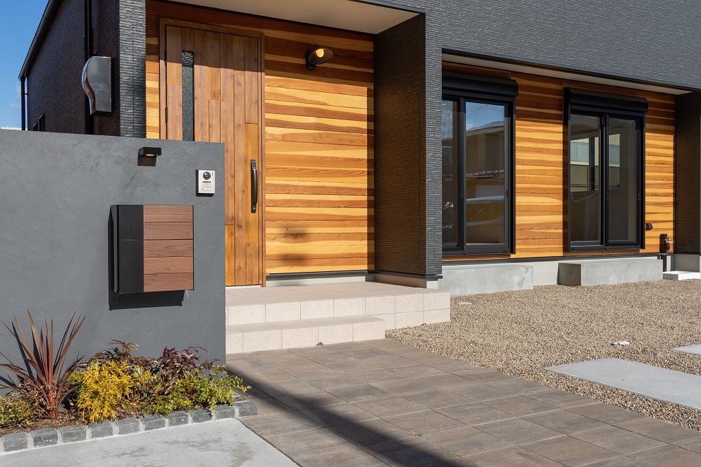 レッドウッドを貼った素材感のある外観スタイル