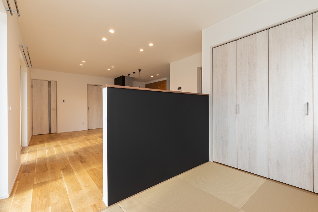 タタミコーナーの黒板塗装された壁はお子様の遊び場所に