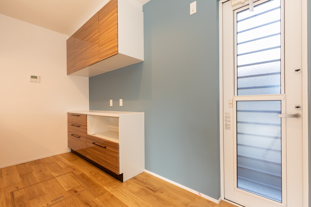 ブルーグレーのアクセントクロスが印象的