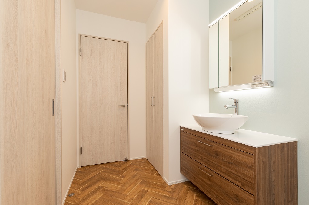 大きな収納のあるシンプルな洗面室