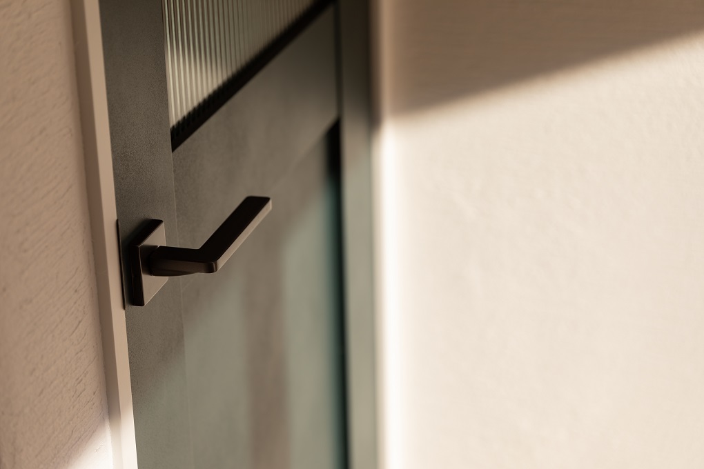 ボトルグリーンのリビングドアは家族やお客様を迎え入れます