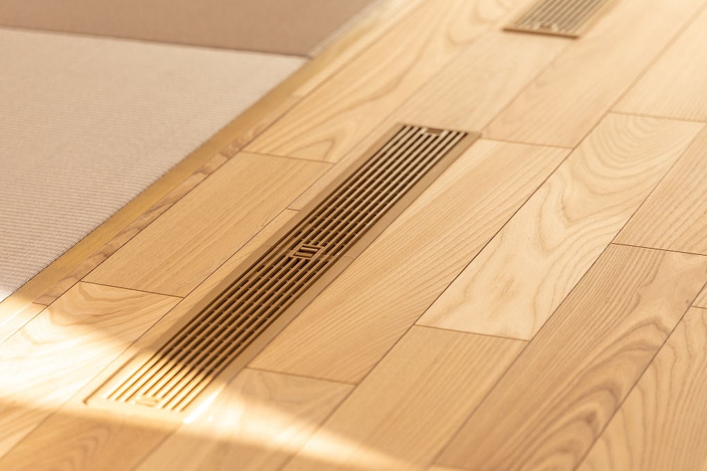 木の持つ本来の質感や温もりを感じさせる突板仕上げのフローリング
