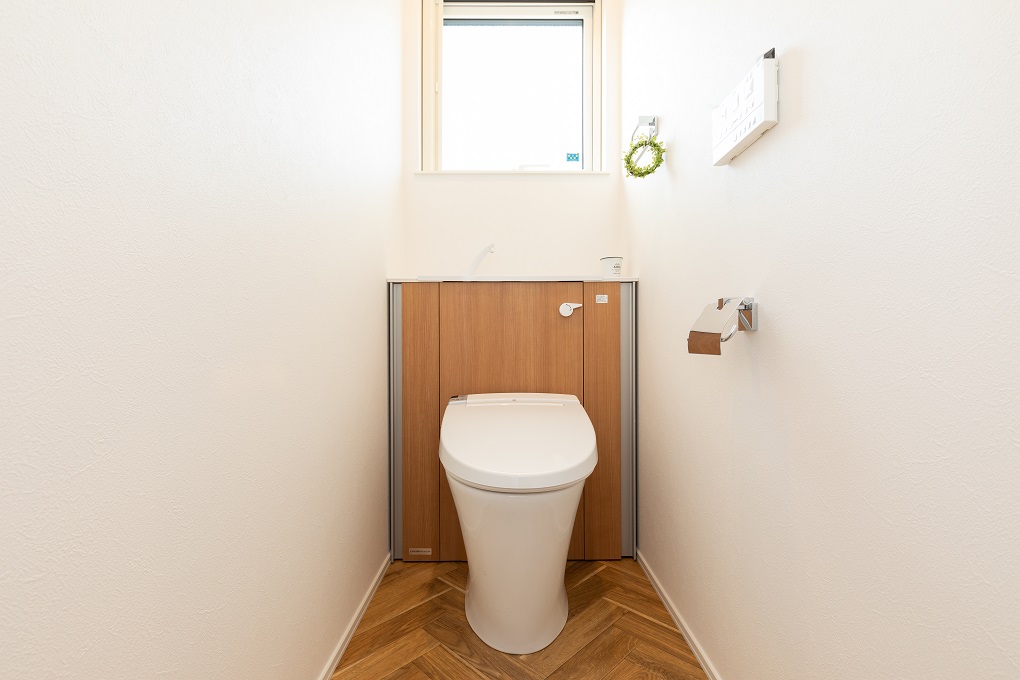 トイレの背面に便利な収納スペースも
