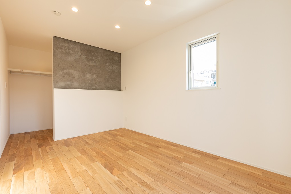 アクセントのセメント板を引き立たせる関節照明を配置し寝室を大人な空間へ