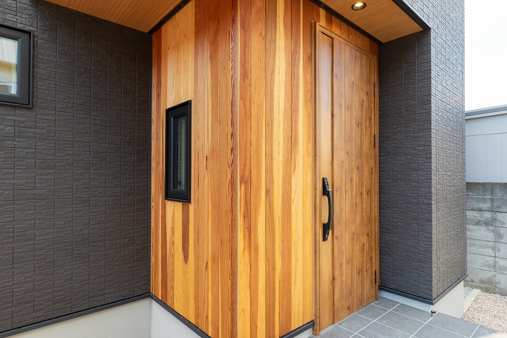 経年変化を楽しめる本物の木を使用した玄関部分の外壁