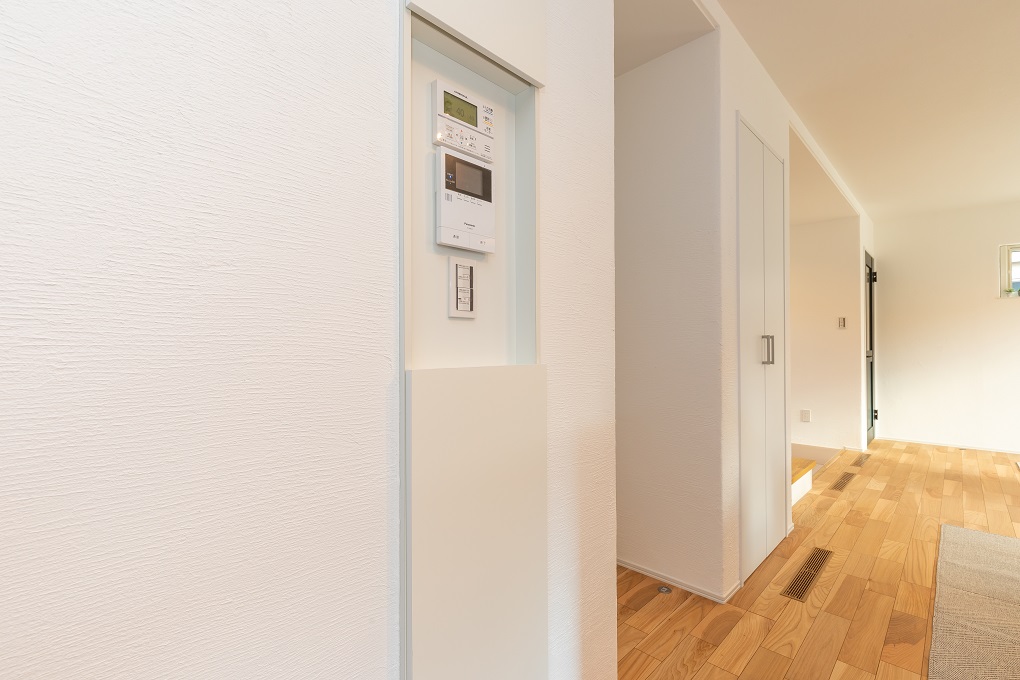 乱雑になりがちな配線関係はウォールニッチにまとめてコンパクトに