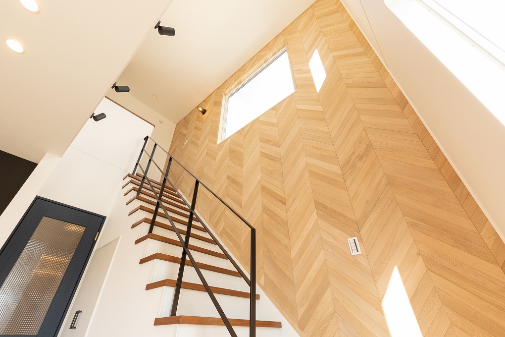 開放的な吹抜けとスタイリッシュなアイアン手摺り