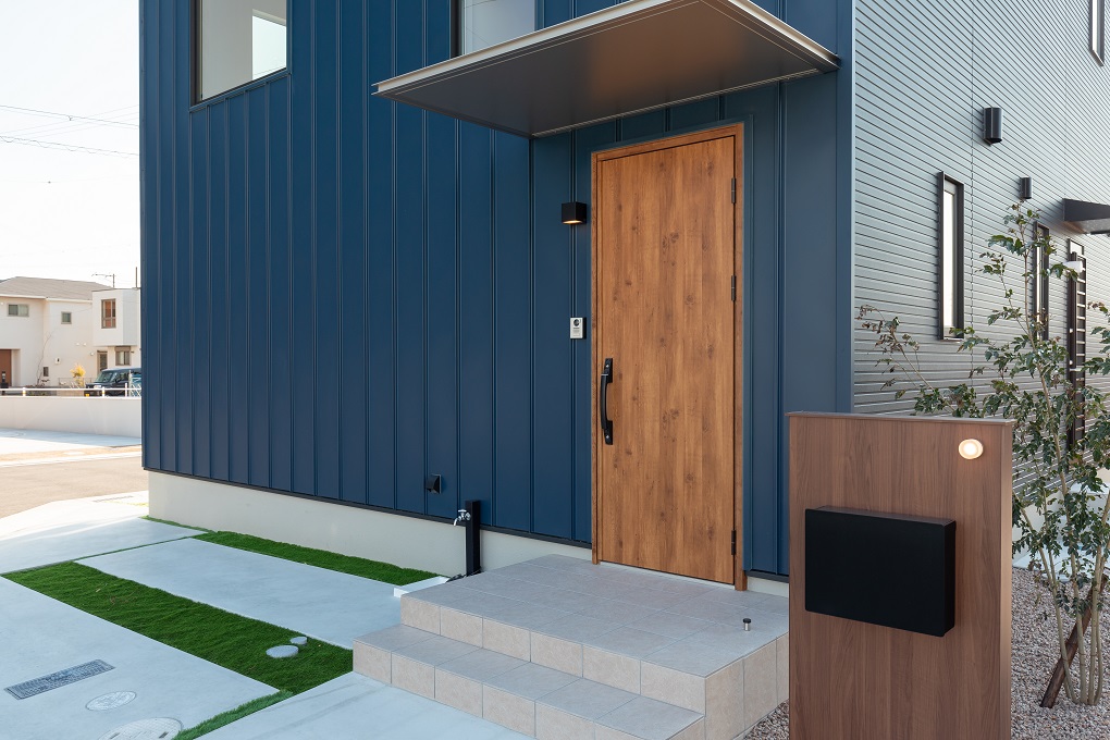 ガルバ貼りが目を引く外観デザイン