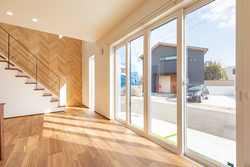 大開口の窓がLDKを明るく照らします