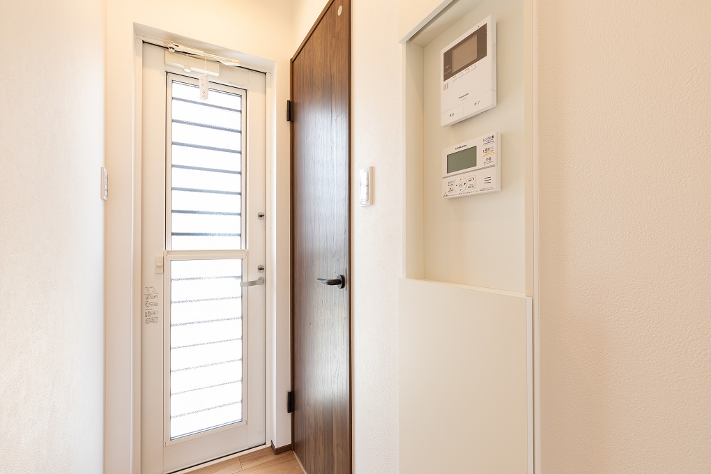 キッチン横に配置したスイッチニッチですっきりした印象に♪