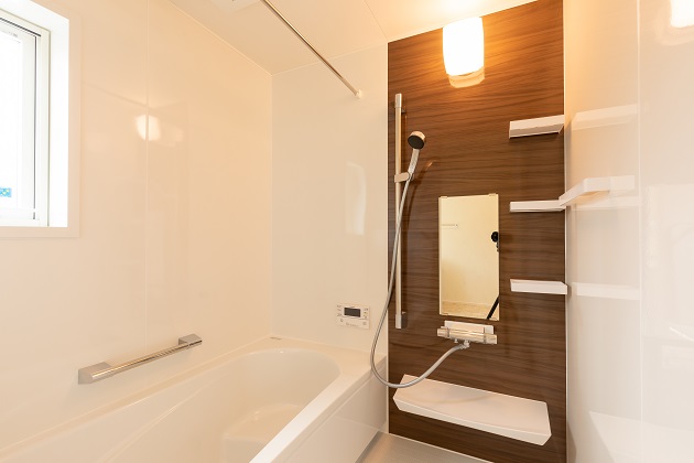 落ち着いた印象の浴室