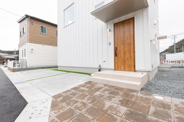 アクセントの外壁、ホワイトのガルバリウム鋼板がかっこいい