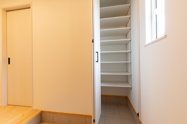 ベビーカーや防災グッズ、キャンプ用品など趣味のグッズも置いておくことができる土間収納