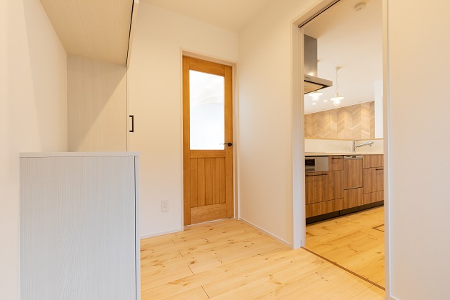 玄関ホールからすぐにキッチンに行けるのがグッド！