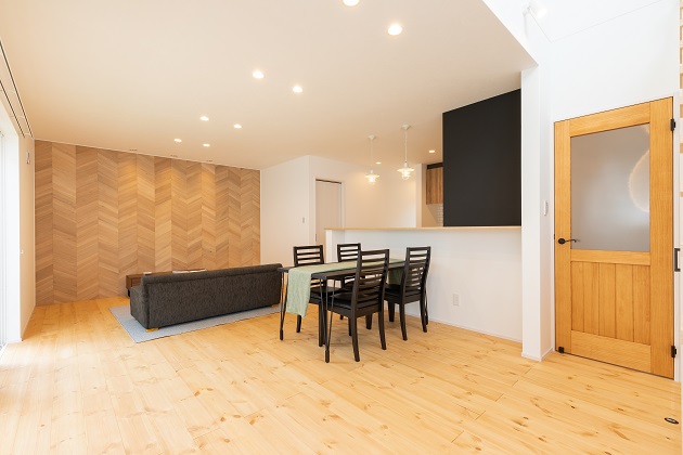 ヘリンボーン貼りがアクセントのリビング