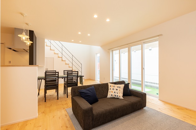 大開口の窓がLDKを明るく照らします