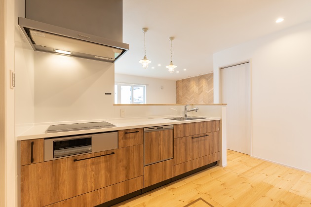 木目が美しいキッチン。お料理しながらLDKを見渡せます。