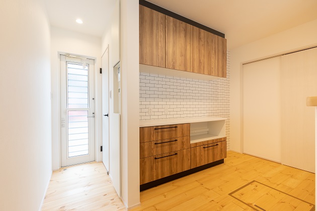 背面収納でキッチンもスッキリ。その横にウォールニッチを設けて配線関係もスッキリ。