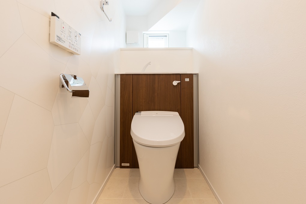 便利な収納付きのスタイリッシュなトイレ