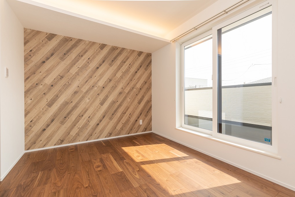 木目調のアクセントクロスと天井付近の間接照明で、夜はしっとり雰囲気のある空間に