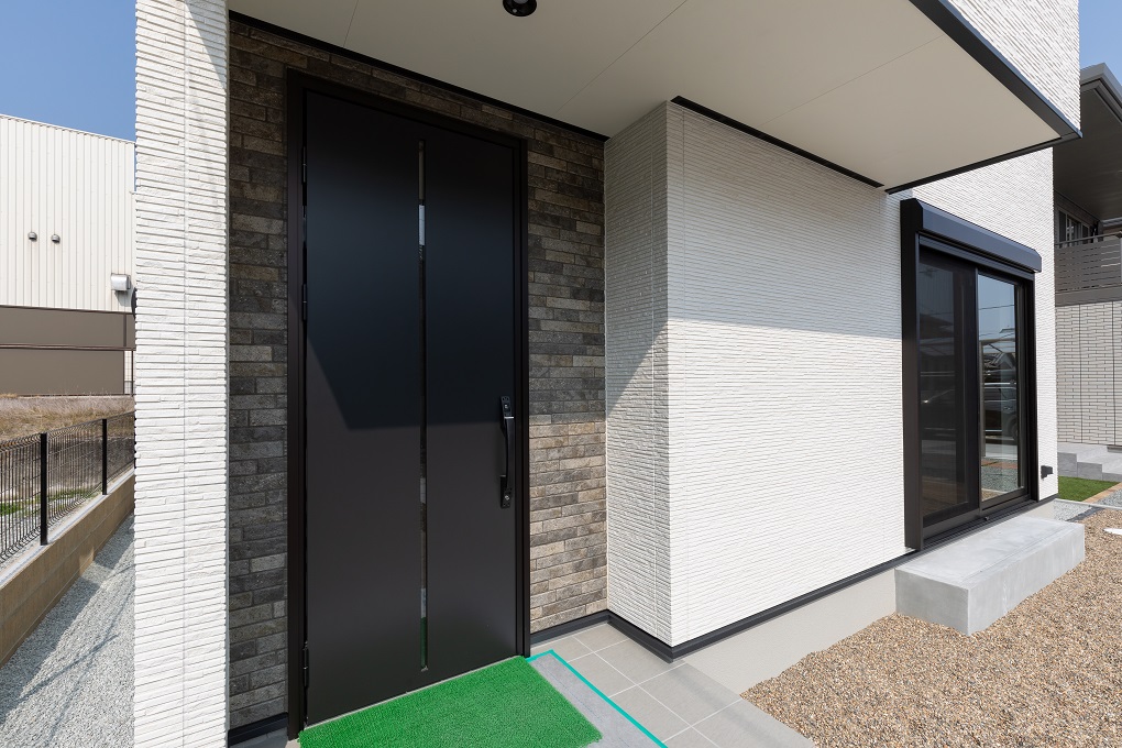 ブラックの玄関ドアがとってもクール