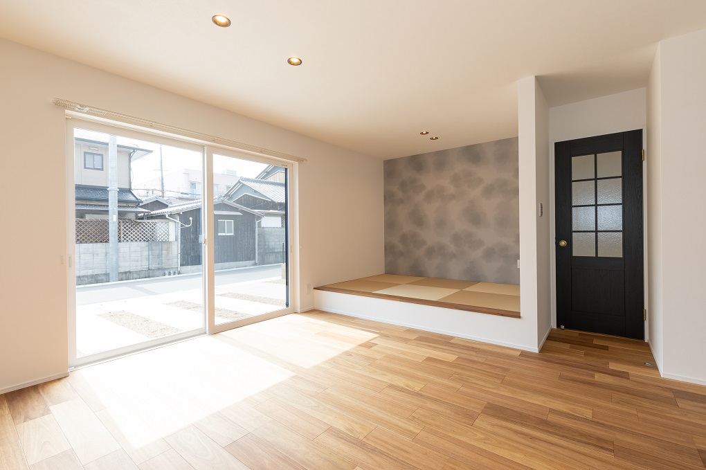 タタミコーナー付きの広々リビングで自然と家族が集まる