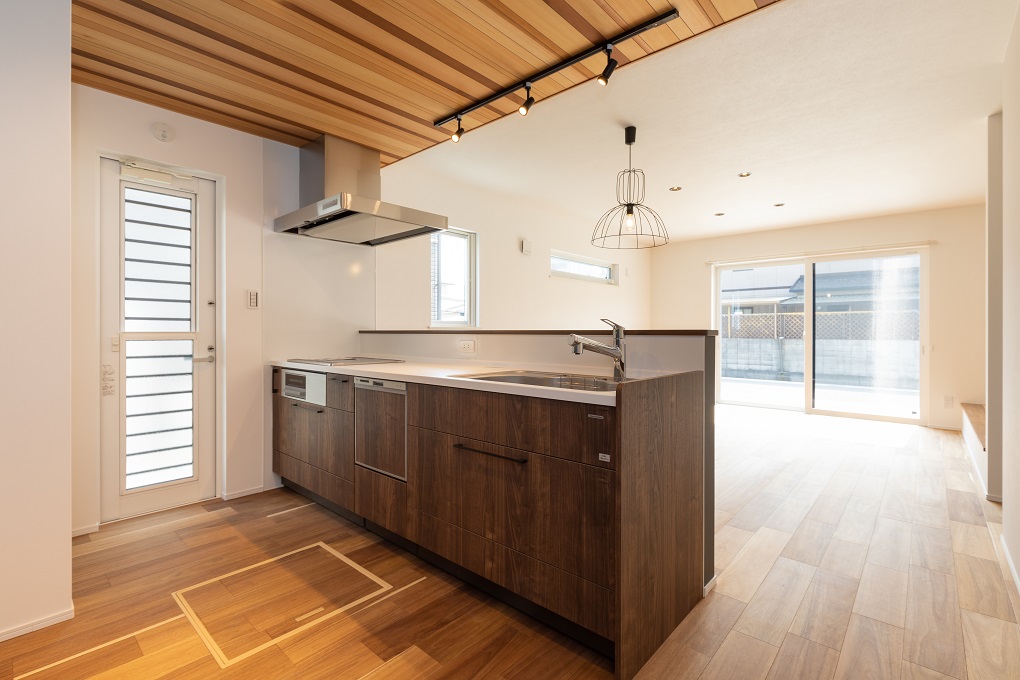 見通しの良い対面キッチンで全体を見渡すことができる